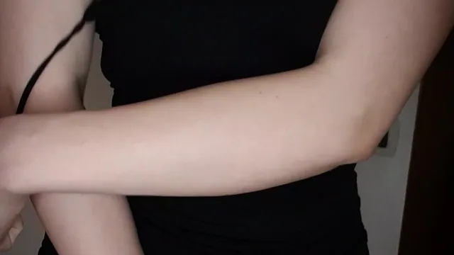 Artikleopard_artist In Black Dress Drops Her Nude Boobs Out Leaked Onlyfans Video