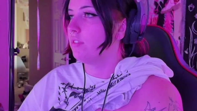 Sunnysunrays Gamer Girl Drops Her Nude Tits Out Onlyfans Leaked Video