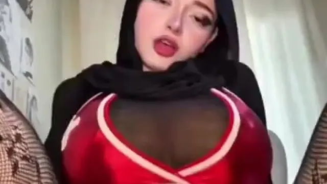 Zelal Hijabi babe showing her feet
