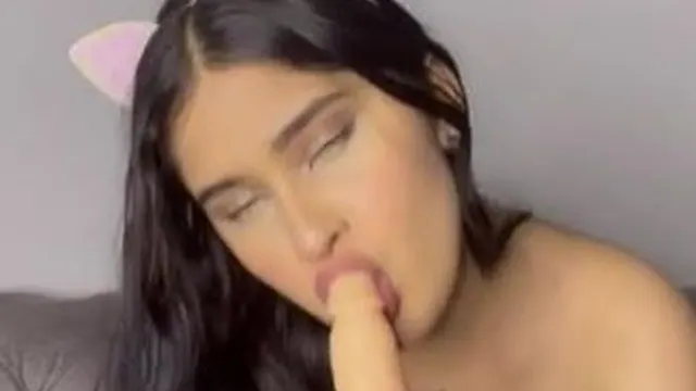 Dari Urdanetaa Pleasures Herself With A Vibrating Dildo