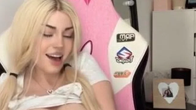 Mellooow Teases Her Pussy With Fingers And A Toy