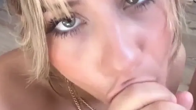 Bea Ruby Gives A Blowjob And Fucks While Standing In The Kitchen