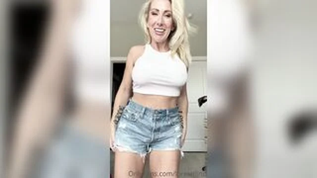 Loreleifinds Strip Shorts And Spread Her Holes Onlyfans screenshot