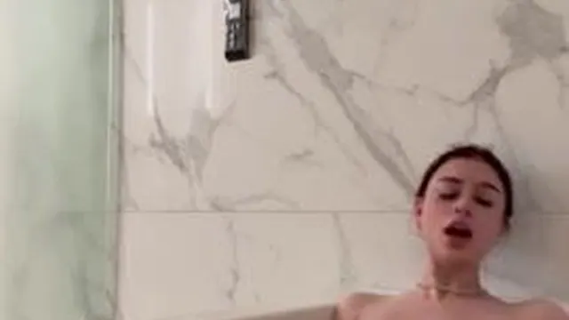 Andiegen Vibrator Pussy Playing In Bathtub Leak Sextape